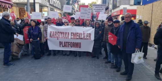 Karşıyaka emeklilerinden maaş eylemi: “Bıçak kemikte!”