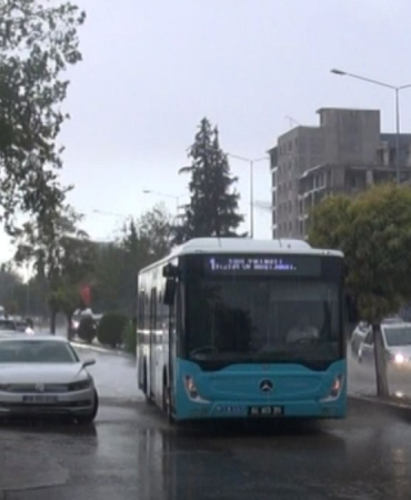 Adıyaman’a beklenen yağmur yağdı: Yollar göle döndü   - Videolu Haber
