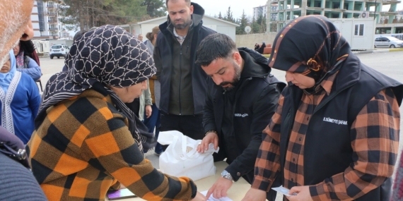 Hayırsever Sümeyye Şafak’tan Adıyaman’da K-1 Konteyner Kent’te Ramazan yardımı  - Videolu Haber